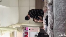 特别会骚叫的长发苗条美眉抠两下就流水脱光全程主动，女上M腿使劲肏张着嘴尖叫不停一路肏到卫生间