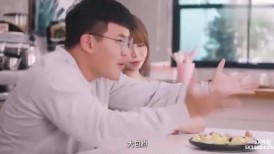 在聚会偷偷操起来，保持镇定的在伴侣面前偷情抽插，舒服淫叫努力忍住