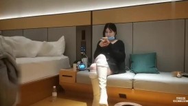 肉肉身材白靴妹子啪啪，口交舔弄到床上后入大力抽插猛操