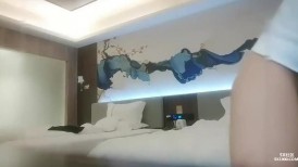 性感黑衣短裤妹子啪啪，边口交扣逼上位骑坐拉着手后入抽插
