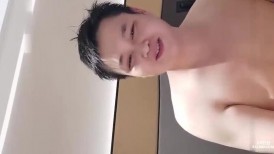 妹子刚走应观众要求叫回来，近距离特写深喉口交摸逼调情一番
