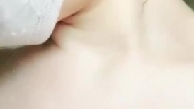 软绵绵无力极品白皙巨乳妹子道具自慰诱惑，逼逼无毛浴室洗澡从下往上视角假吊抽插