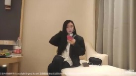 黑帽大耳环长腿妹子啪啪，舔弄摸奶调情特写口交后入抽插猛操