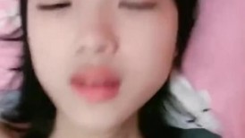 乖巧文静嫩妹妹！细腰美乳好身材！收费房扣穴，男友加入操逼，扶屌插入好紧，张开双腿猛怼