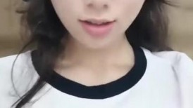 中美混血小姐姐！难得宿舍操逼！抓屌吸吮口活很棒，细腰美乳好身材，骑乘位很主动，深插骚穴呻吟
