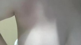 哺乳期的小奶妈露脸诱惑狼友，奶子太胀了宾馆挤奶给狼友喝，互动撩骚听指挥，展示逼逼自慰呻吟要舔狼友鸡巴
