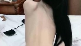 9分颜值极品女神！刚下海激情自慰！肉丝细腰美腿，假屌抽插无毛骚穴，叫起来超级骚，表情很是淫骚