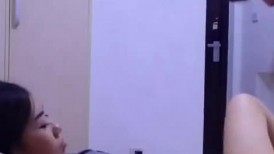 小情侣日常爱爱 你欺负我妹妹 弄的妹妹都害羞了 就是不让你进去 长腿女友一字马操逼 无套输出 射了一屁屁