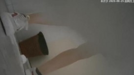 科技楼蹲守短裙长发小美妞 黑穴毛盖在肥逼上
