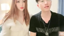模特学生 在大哥刷礼物要求下干一炮 女神乳头粉嫩 明显脸害羞清纯惹人爱