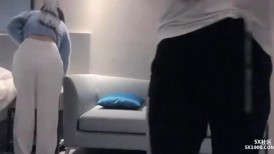 校花级清秀柔弱小姐姐 蓝衣宽松服饰白嫩肉体约到酒店啪啪做爱，互相抱紧舌吻吸吮站立后入抽插真爽【水印】