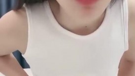 甜美乖巧新人妹妹！在床上非常骚！抓屌埋头吸吮，脱掉内裤求操，第一视角操美穴，妹妹很享受
