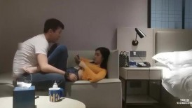 黄衣牛仔裤花臂纹身妹子啪啪，沙发上调情口交骑坐再到床上操后入抽插猛操