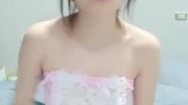 丽颖姐姐新人长相甜美眼镜妹子口交自慰，情趣装深喉口爆翘起大屁股跳蛋塞入