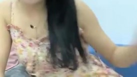 杨葱葱有超能力呻吟嗲嗲骚气萌妹子口交酒瓶黄瓜自慰大秀，特写舔弄大黄瓜撩起裙子骑坐后入抽插毛毛浓密