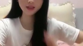 文静乖巧小姐姐！收费房小秀一波！脱下内裤美臀肥穴，掰穴特写，极品肥臀很是诱人