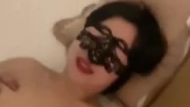 老婆用骚逼为我庆生， 两个鸡巴轮流吃。犹抱琵琶半遮面的感觉是羞涩，脱光衣服在床上是风骚