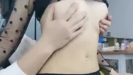 搜骚新人性感大长腿牙套妹子自慰秀，透视装黑丝丁字裤坐炮友身上摸逼