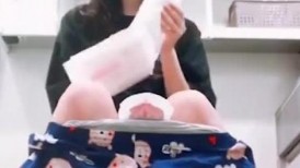 亲弟弟为了买游戏皮肤 竟然偷拍亲姐洗澡上厕所卖钱
