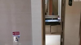 商场女厕拍到一个斑点连衣裙妹子,拥有一个极品微毛光滑粉嫩暴鱼