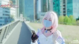 　青春活力花季美少女，cos装 超敏感的白虎小嫩穴 大鸡巴随便插几下就喷水了外语版