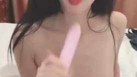 9分颜值极品女神！甜美性感又迷人！振动棒吸吮一脸骚，性感黑丝美腿，无毛美穴，假屌骑乘位