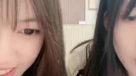 清纯美少女！新人姐妹花刚下海！文静乖巧，收费房脱光光，粉嫩小穴互摸，大姨妈还没走完