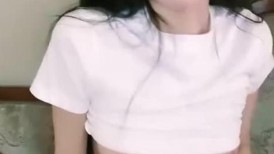 9分颜值极品女神！甜美性感又迷人！沙发上自慰，吸吮假屌一脸骚，翘起屁股插到底，呻吟娇喘极度诱惑