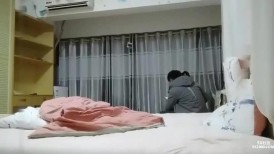 黑衣少妇衣服也不脱开操，撩起裙子骑坐插入后入快速抽插猛操