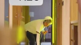 那些刺激的事儿 · KTV里男人的玩具，啤酒灌逼，小M全裸接外卖的过程  开头失败了 于是又点了一份！