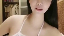 小仙女713长相甜美妹子穿肚兜居家单人自慰诱惑，掰穴自摸阴蒂翘起屁股扭动浴室洗澡