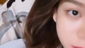 娇小身材胸前漂亮纹身妹子和炮友直播啪啪，口交特写拉着手后入翘臀猛操最后内射
