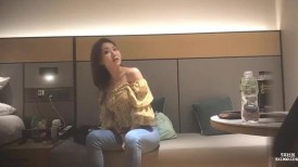 网红脸极品美女服,为了方便连内衣都不穿,高难度体位狂干,淫叫 你真的好大,一下就把我填满了!