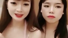 小姐姐十九岁白皙美乳无毛粉穴妹子带闺蜜双飞，撸硬轮流上位骑坐自己动大力抽插猛操