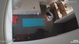 房东暗藏摄像头偷拍在家不穿内裤的女租客练习瑜伽