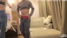 约啪高挑性感女神小姐姐 牛仔裤大长腿坐在腿上鸡巴摩擦很享受啊，穿上吊带情趣黑丝大力张开配合啪啪操穴【水印】