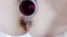 兄弟们快来看，肥逼大屁股随便玩，给逼逼拔罐子把她逼逼吸肿，道具插进逼逼看子宫，草她大屁股淫声荡语不断
