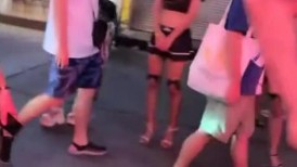 健身骚货找牛郎！双女战一男！大屌牛郎先操一个，旁边拍摄配音，骑乘位深插，好多水喷了一地