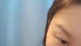 奶孩子的小妈妈也有发情的时候，一个人在家好久没被草了，听狼友指挥脱光光，挤奶水互动撩骚，自己抠逼出水