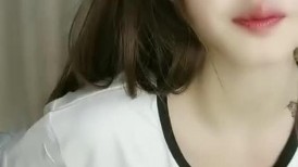 小蝴蝶美少女又发情了，饭都来不及吃就开始发骚，全程露脸跟狼友互动撩骚，全方位展示，连菊花都那么美真骚