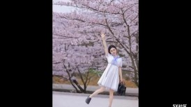 在去上学的路上 美少女洋溢青春淫情 户外露出美妙胴体 美景佳人樱花粉嫩穴更粉