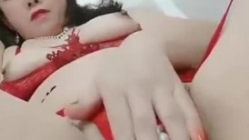 漂亮熟女妈妈 穿着大红情趣内衣 骚逼自己一抠就喷水 不知道多久没有被操了