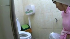 漂亮的美女每次尿尿前都要自摸一下 尿完要用花洒冲洗B