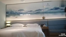光头佬探花老王酒店 大战旗袍少妇情趣内衣打屁股一字马抽插还没插就溜了好多水