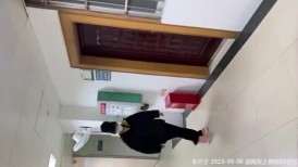 医院女厕跟踪拍摄 眼镜小美女干净饱满的肥鲍鱼