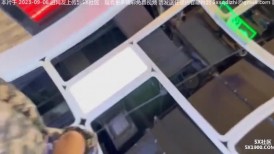 暑假商场偷拍学妹裙底风光 紫色头发JK小学姐和闺蜜逛街光腿窄内够骚