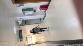 医院女厕跟踪拍摄牛仔裤长发美女 干净的肥鲍鱼扣人心弦