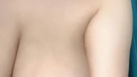 哺乳期的女人这对奶子可真大，双奶夹着假鸡巴口交舔弄，自己挤奶吃，逼肥淫水多抠的真刺激，浪叫呻吟不止