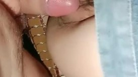 隔壁的小娘子真骚，淫水多多发情期，衣服都没脱光就草上了，无套抽插玩弄骚奶子给狼友看逼逼，激情上位干射