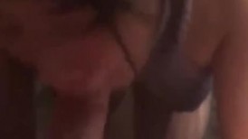 女神露脸口交，黑丝+毛衣露胸，脸上毫不掩饰的开心，巨大肉棒 口爆乐开了花！